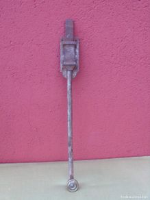 Antiguidades: ANTIGUA FALLEBA, PESTILLO, PASADOR DE HIERRO, CON EL POMO DEL TIRADOR DE BRONCE. 41,5CM
